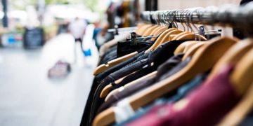 how the color of your clothing influences a job interview