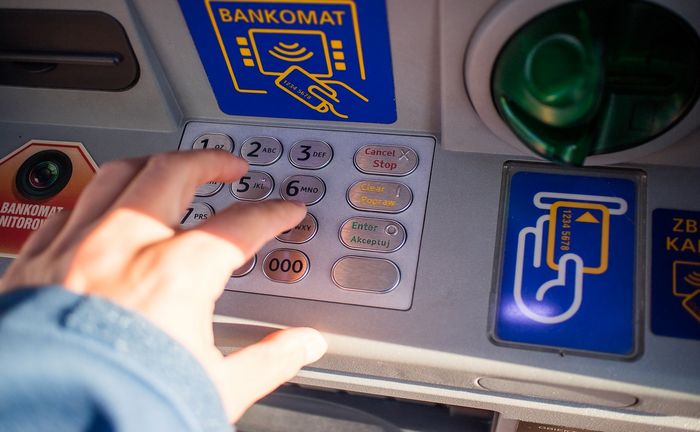 How to choose the right checking account