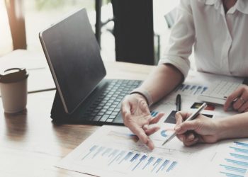 How to calculate earnings per share?