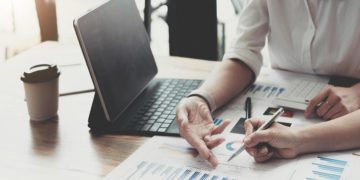 How to calculate earnings per share?