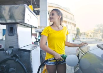 pay at the gas station with apple pay