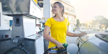 pay at the gas station with apple pay
