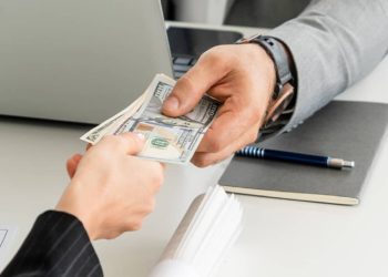 How to Pay Employees Cash Legally?