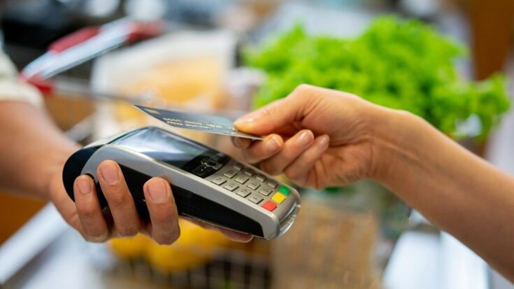 What are the limits and fees for getting cash with a credit card at grocery stores?