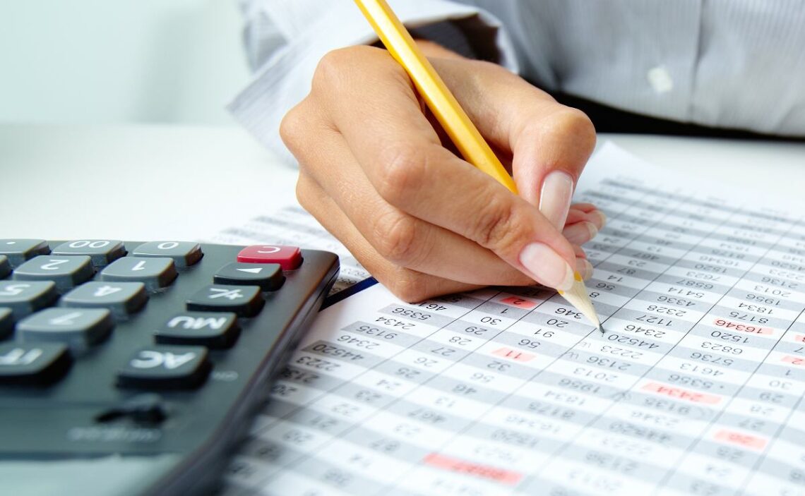Pros and Cons to an Accounting Career